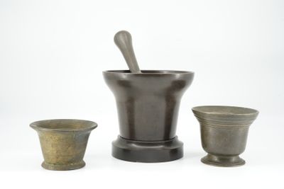 CURIOSITES. Ensemble de trois mortier en bronze.