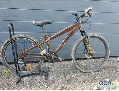 un vélo garé près d'un mur bleu