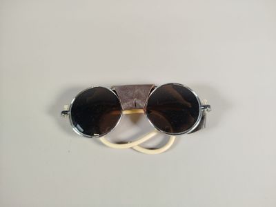 une paire de lunettes de soleil posée sur une table