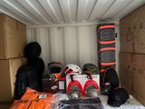 de nombreux cartons et sacs à l'arrière d'un camion de déménagement