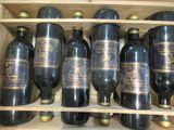 de nombreuses bouteilles de vin posées sur une étagère dans un placard