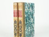 deux livres posés l'un sur l'autre sur une surface blanche