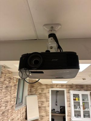 un projecteur fixé au plafond dans une pièce