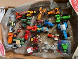 beaucoup de jouets dans une boîte posée sur une table