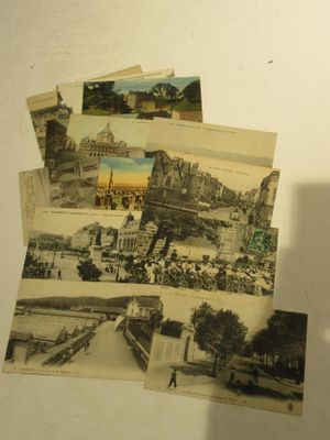 de nombreuses vieilles photos d'une ville accrochées au mur