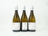 trois bouteilles de vin posées sur une table blanche