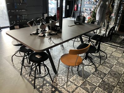 GRANDE TABLE de présentation en stratifié sur piètement méta… - Photo 1