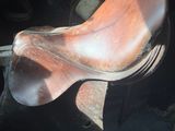 une selle de cheval posée sur une chaise
