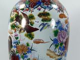 un vase posé sur une table blanche