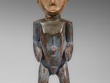 un gros plan sur une figurine en bois représentant un homme
