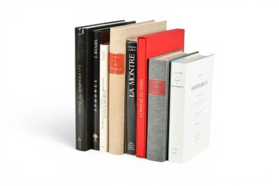 un tas de livres empilés les uns sur les autres sur une surface blanche