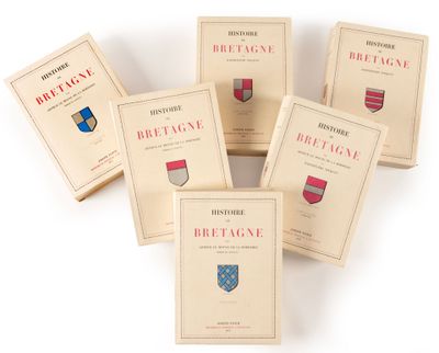 six livres posés sur une surface blanche, surmontés d'un blason rouge et bleu