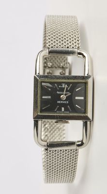 une image d'un gros plan d'une montre-bracelet sur une surface blanche