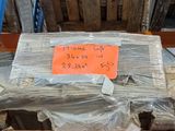 une palette chargée de nombreux articles dans un entrepôt