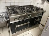 une cuisinière qui se trouve au milieu d'une cuisine