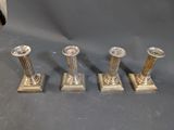 trois bougies en argent sont posées sur une table