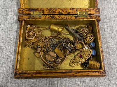 une boîte en or contenant tout un tas de bijoux