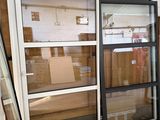 une pièce remplie de cartons et dotée d'une fenêtre