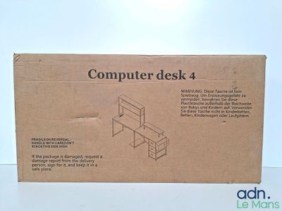 un carton contenant un bureau d'ordinateur