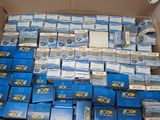 une boîte remplie de boîtes contenant des objets bleus et blancs