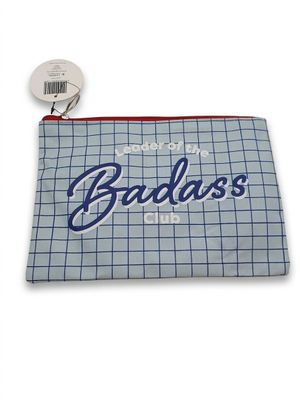 un sac à carreaux bleus et blancs sur lequel est inscrit le mot « badass »