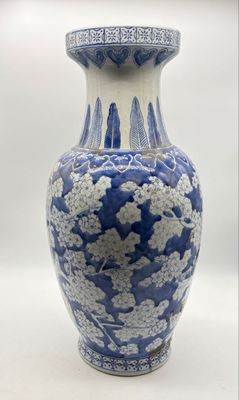 Vase en porcelaine blanche et bleu aux motifs de cerisiers e…