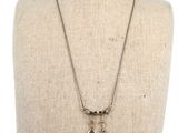 gros plan d'un torse de mannequin portant un collier