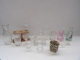 de nombreux verres et vases posés sur une table