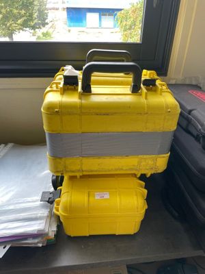 une mallette jaune posée sur une table près d'une fenêtre