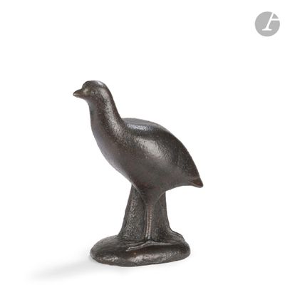 statue d'un oiseau sur un piédestal sur fond blanc