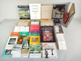 un grand nombre de livres posés sur une table