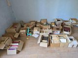 de nombreuses caisses de livres posées par terre dans une pièce