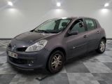la photo d'une voiture grise garée dans un garage