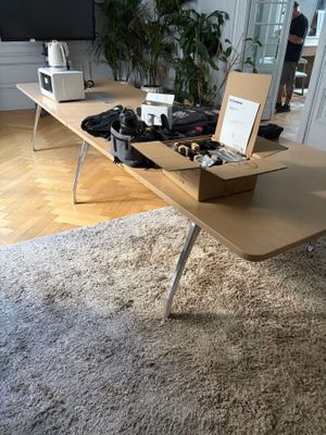 une table sur laquelle est posé un ordinateur portable, dans un salon