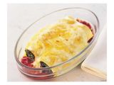 un gratin au fromage et aux légumes dans un plat en verre