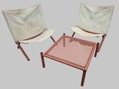 deux chaises et une table recouverte d'une nappe blanche