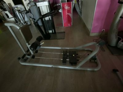 une machine posée sur le sol de la pièce