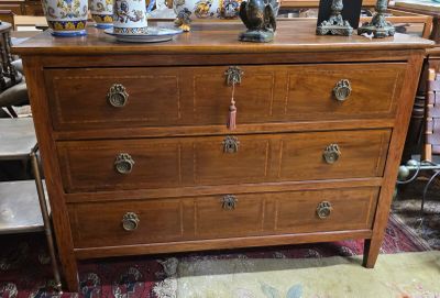 une commode en bois sur laquelle sont posés deux vases