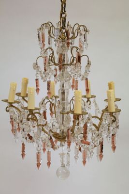 une image d'un lustre en verre et en laiton