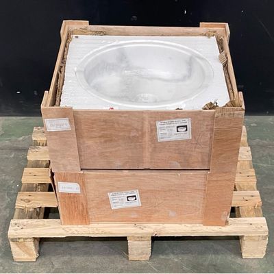 une pile de cartons posée sur une palette, surmontée d'un saladier