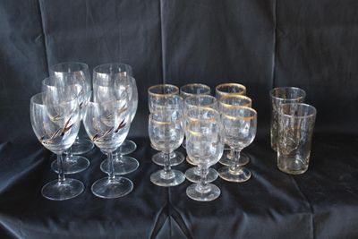 Lot de verres à pied dépareillés avec dorures
