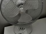 un ventilateur posé sur une table