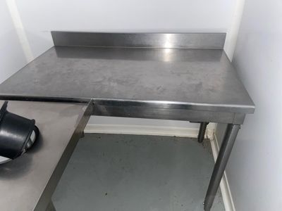 Table inox Vente à l'Hôtel des ventes - 26 bis allée Saint F…