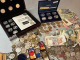 une boîte contenant des pièces de monnaie et d'autres objets, posée sur une table
