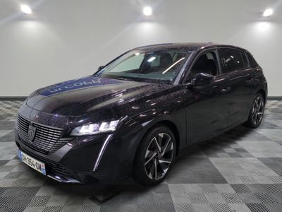 la photo d'une voiture noire garée sur un sol en damier