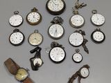 de nombreux types de montres de poche sur la table