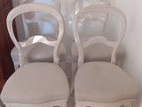 trois chaises blanches placées les unes à côté des autres sur un sol carrelé