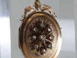 a picture of a gold locke with a clock on it