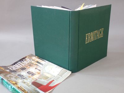 un livre vert sur lequel figure la photo d'une femme