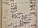 un livre ouvert, sur lequel figurent des notes manuscrites, posé sur une table